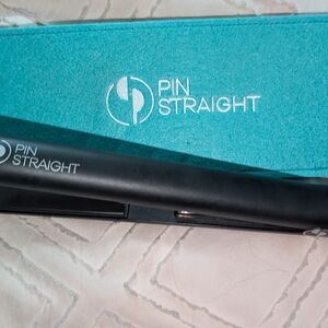Pin Straight Far Infra Hair Straightener in Black